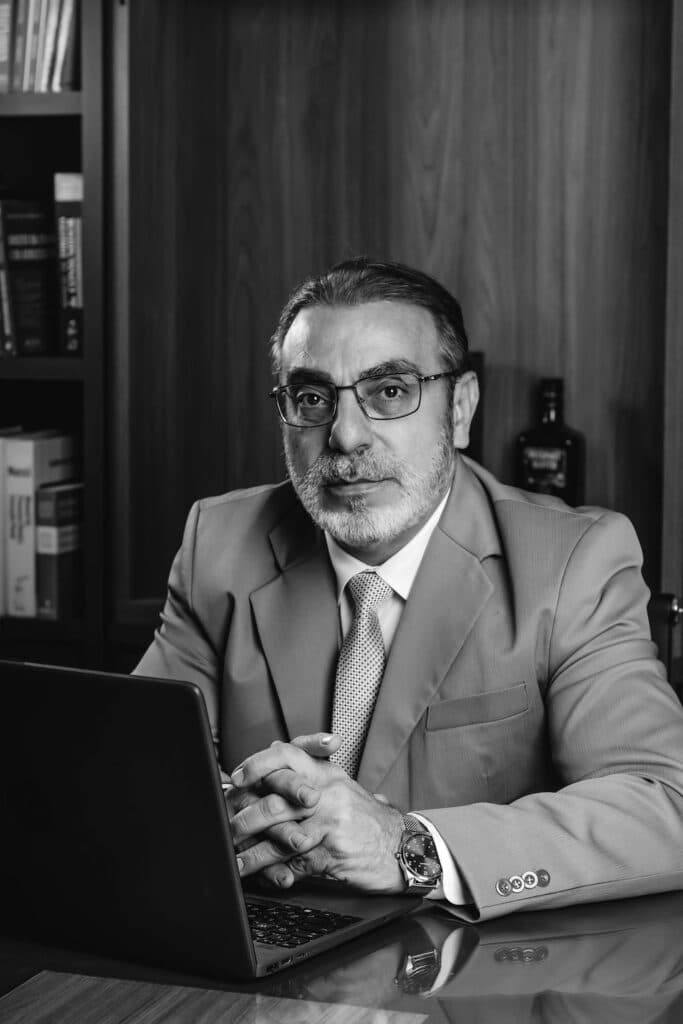 Dr. Moisés Rosa no escritório