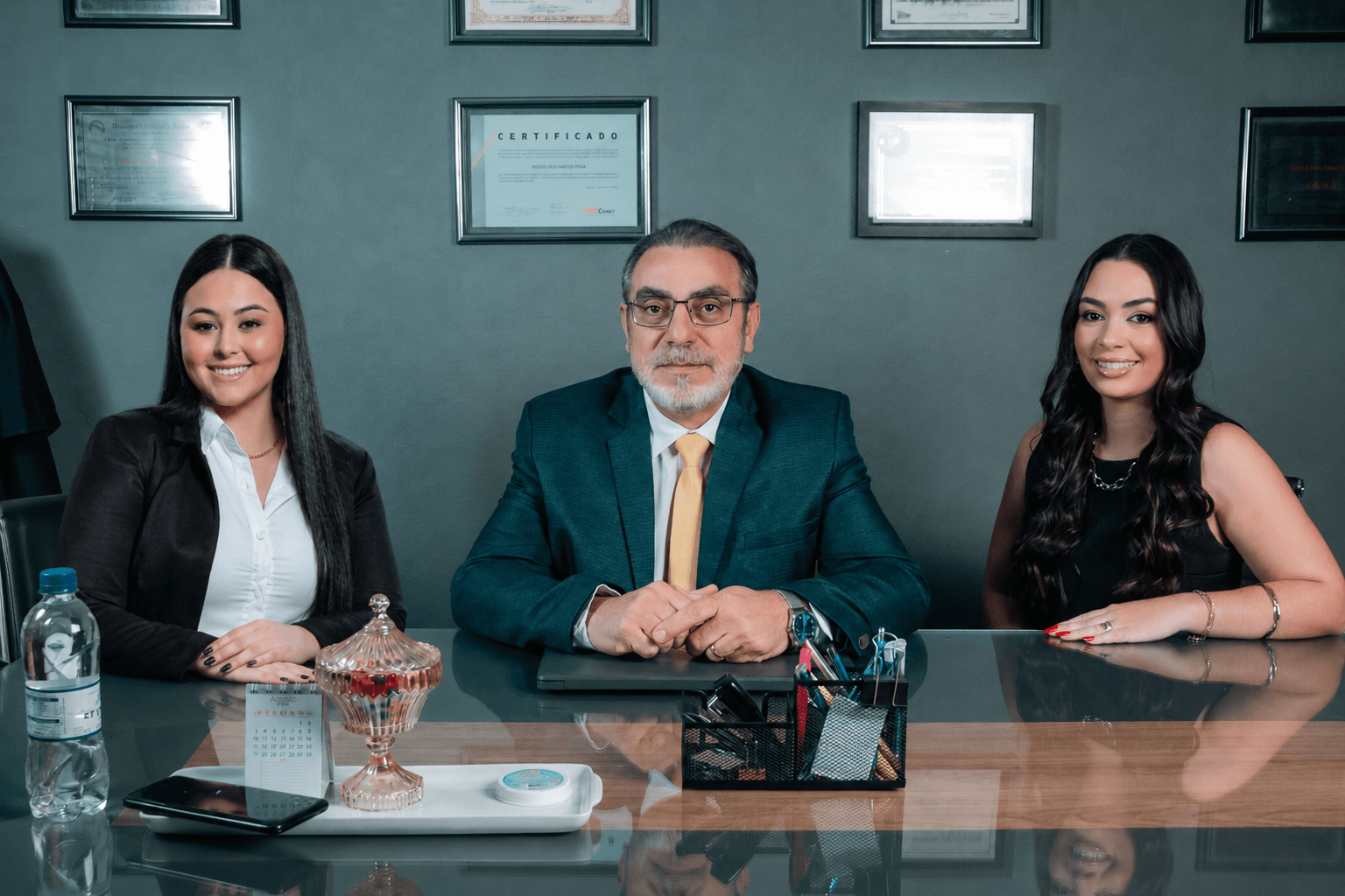 Equipe do MR Advogados Associados reunida no escritório